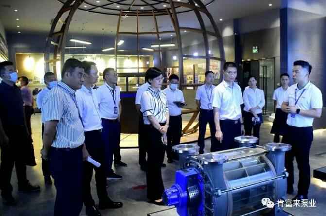 公司董事长、总经理陈迪(右一)向李军区长(右二)一行介绍合肥俊霖社区服务平台有限公司产品